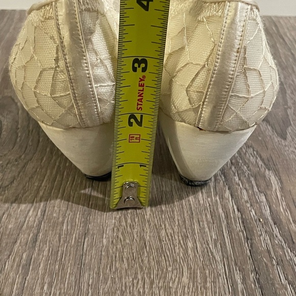 Stuart Weitzman Cream Lace 2in Heel for Formal Occasions - Picture 4 of 8